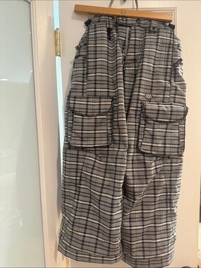 Ski pants 686 brand Kids Plaid Cargo Gray Black: like new with Adjustable height